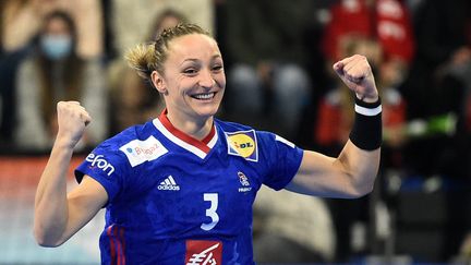 Alicia Toublanc célèbre son but en demi-finale du mondail de handball, le 17 décembre 2021. (JOSEP LAGO / AFP)