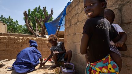 "Les solutions doivent être locales et étudiées au cas par cas", estime Eliane Luthi, porte-parole à Bamako de l'Unicef. A Ségou, une ONG locale a recensé les besoins pour distribuer plus tard le matériel scolaire et permettre aux enfants déplacés de rejoindre les autres à l'école en cours d'année. Fatoumatata Dja compte là-dessus. "On espère que les partenaires vont nous aider !", dit-elle en regardant sa fille jouer avec d'autres déplacés. (MICHELE CATTANI / AFP)