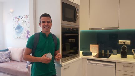 Dimi, dans l'un des 28 appartements qu'il loue&nbsp;à la semaine ou au mois. (ISABELLE RAYMOND / RADIO FRANCE)