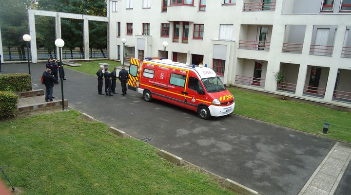 A Puteaux (Hauts-de-Seine), des &eacute;quipes m&eacute;dicales et polici&egrave;res patientent &agrave; l'ext&eacute;rieur du v&eacute;hicule qui a conduit une infirmi&egrave;re soup&ccedil;onn&eacute;e d'&ecirc;tre porteuse du virus Ebola &agrave; l'h&ocirc;pital&nbsp;B&eacute;gin de Saint-Mand&eacute; (Val-de-Marne), le 16 octobre 2014. ( FRANCE 2 / FRANCE TV INFO )