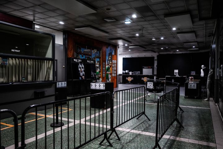 L'entrée vide de l'Astroballe Arena à Villeurbanne, en octobre.  (JEFF PACHOUD / AFP)