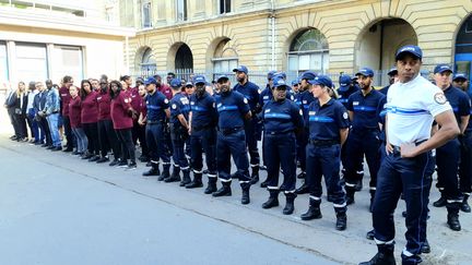 Des policiers municipaux en formation à Paris, en juillet 2019. (LAËTITIA HEUVELINE / FRANCE-BLEU PARIS)