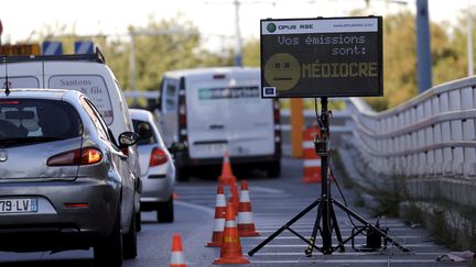 Un radar éducatif de pollution sur une route marseillaise, en novembre 2019. (photo d'illustration (VALLAURI NICOLAS / MAXPPP)