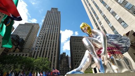 L'artiste Jeff Koons a dévoilé une immense sculpture gonflable à New York (Etats-Unis), le 12 mai 2017. (MIKE COPPOLA / GETTY IMAGES NORTH AMERICA / AFP)