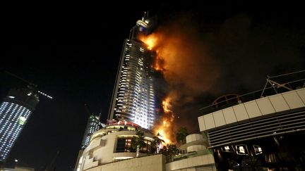 L'Adress Hotel, un des plus hauts buildings de Dubai, a été ravagé par un incendie, jeudi 31 décembre. (AHMED JADALLAH / REUTERS)