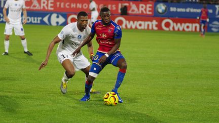 Un joueur du Gazélec Ajaccio, bien présent sur le terrain cette fois, lors d'un précédent match du club, le 10 mai 2019 à Ajaccio contre Chateauroux. (MAXPPP)