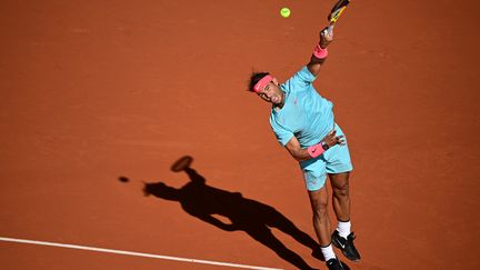 Rafael Nadal au service lors de son huitième de finale. (MARTIN BUREAU / AFP)