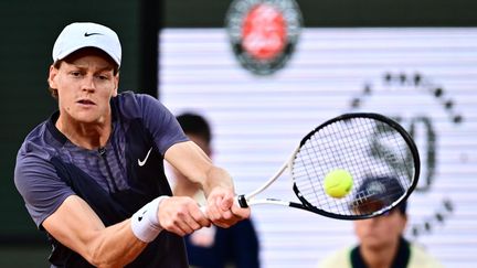 Jannik Sinner lors de son match au premier tour de Roland-Garros face à Alexandre Müller, le 29 mai 2023. (EMMANUEL DUNAND / AFP)