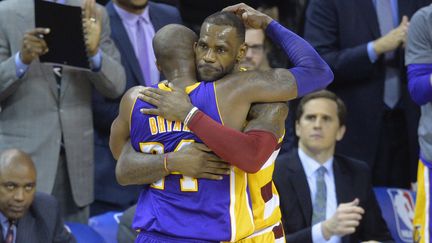 Kobe Bryant (Lakers) dans les bras de LeBron James (Cleveland). (? USA TODAY SPORTS / REUTERS / X02835)