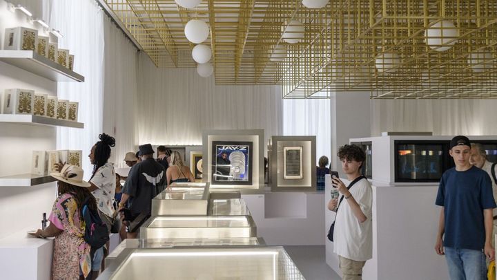 Visiteurs de l'exposition "The Book of HOV" à la grande bibliothèque de Brooklyn, le 17 juillet 2023. (ANGELA WEISS / AFP)