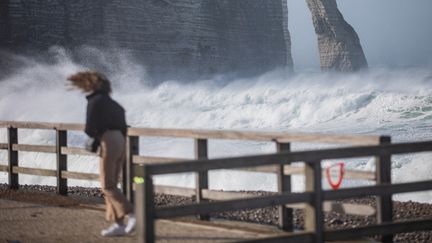 Des vents violents à Etretat (Seine-Maritime), le 18 février 2022. (SAMEER AL-DOUMY / AFP)