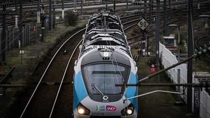 Un train régional à l'approche de la gare de Nantes (Loire-Atlantique), le 30 janvier 2023. (LOIC VENANCE / AFP)