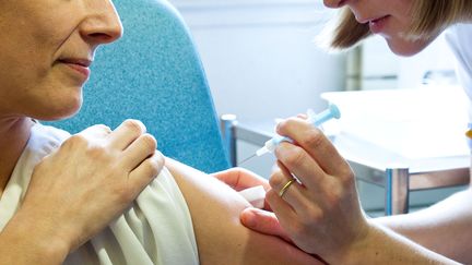 Une femme se fait vacciner contre la grippe, le 2 octobre 2009. (VOISIN / PHANIE / AFP)