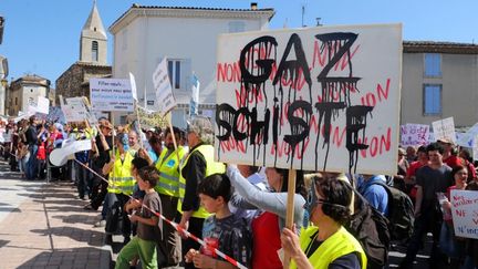 Plusieurs milliers de personnes manifestent le 16 avril 2011 &agrave; Donz&egrave;re (Dr&ocirc;me), contre l'exploitation du gaz de schiste.&nbsp; (PHILIPPE MERLE / AFP)