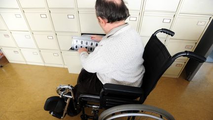 Un handicapé sur son lieu de travail. Photo d'illustration. (CLAUDE PRIGENT / MAXPPP)