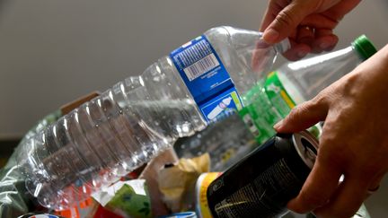 Bouteilles de soda et d'eau jetées. En moyenne sur Roubaix, une famille 'zéro déchet', jette moins et économise 1 000 euros de courses par an. (PATRICE MASANTE / MAXPPP / MAXPPP)