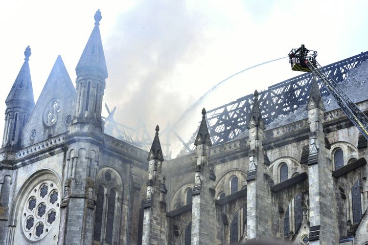 Des pompiers arrosent le toit de la basilique Saint-Donatien de Nantes apr&egrave;s un violent incendie, le 15 juin 2015. (MAXPPP)