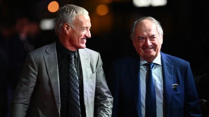 Didier Deschamps (à gauche) et Noël Le Graët, le 17 octobre 2022 à Paris, lors de la cérémonie du Ballon d'or. (FRANCK FIFE / AFP)