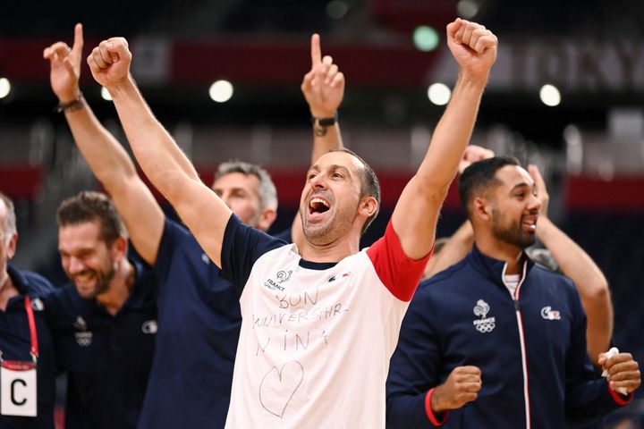 Michaël Guigou célèbre la médaille d'or des Bleus aux Jeux olympiques de Tokyo, le 7 août 2021, après la victoire en finale face au Danemark. (MILLEREAU PHILIPPE / KMSP / AFP)