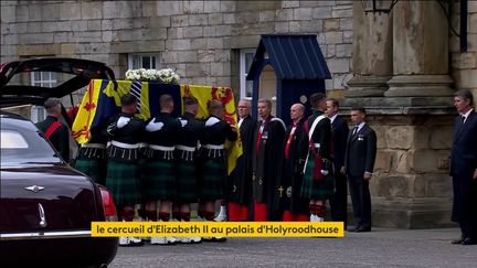 Le cercueil de la reine Elizabeth II est conduit au palais de Holyrood, à Edimbourg (Royaume-Uni), le 11 septembre 2022. (FRANCEINFO)