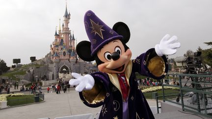 Mickey pose devant le ch&acirc;teau de la Belle au bois dormant, &agrave; Disneyland Paris, le 31 mars 2012. (THOMAS SAMSON / AFP)