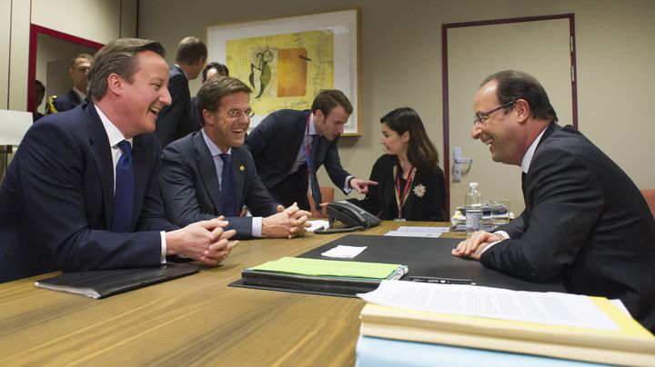 Le Premier ministre britannique, David Cameron (&agrave; gauche), et le pr&eacute;sident fran&ccedil;ais, Fran&ccedil;ois Hollande (&agrave; droite), plaisantent lors du sommet europ&eacute;en sur le budget, &agrave; Bruxelles (Belgique), le 23 novembre 2012.&nbsp; (REUTERS                         )