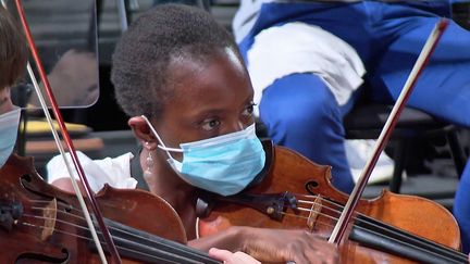 La violoniste&nbsp;Aurore Moutomé a retrouvé son archet et l'orchestre Victor Hugo pour le concert d'ouverture du festival international de musique de Besançon (France 3 BFC)