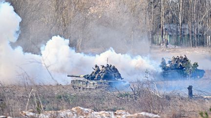 Des soldats ukrainiens participent à des exercices militaires simulant une éventuelle attaque dans la zone de Tchernobyl, à quelques kilomètres de la frontière avec le Bélarus, le 20 février 2023. Photo d'illustration. (SERGEI SUPINSKY / AFP)