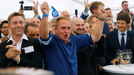 Des partisans de l'AfD célèbre leurs résultats&nbsp;dans le Mecklembourg-Poméranie occidentale,&nbsp;en Allemagne, dimanche 4 septembre.&nbsp; (HANNIBAL HANSCHKE / REUTERS)