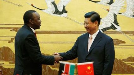 Le président kenyan Uhuru Kenyatta et son homologue chinois, Xi Jinping, à Pékin le 19 août 2013. (AFP - Pool How Hwee Young)