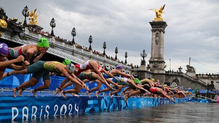 Le départ du triathlon féminin des Jeux olympiques, le 31 juillet 2024, à Paris. (JEFF PACHOUD / AFP)