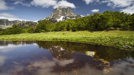 Le pic du Midi d'Ossau dans les Pyrénées-Atlantiques, le 27 avril 2017. (MATTHIEU ROUBINET / PHOTONONSTOP)