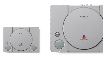 La nouvelle PlayStation Classic, version 2018, (à droite) à côté de la PlayStation d'origine, version 1994 (à gauche).&nbsp; (SONY)