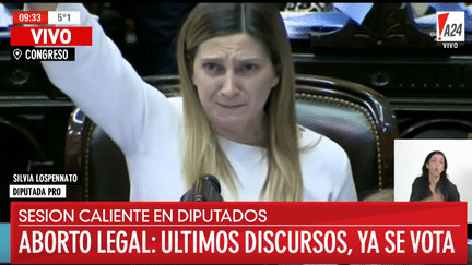 Capture d'écran du discours de&nbsp;Silvia Lospennato, députée argentine de la province de Buenos Aires.&nbsp; (A24 / YOUTUBE)