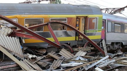 Le train Paris-Limoges apr&egrave;s son d&eacute;raillement en gare de Br&eacute;tigny-sur-Orge (Essonne), le 12 juillet 2013. ( AFP )