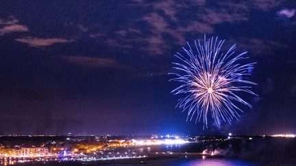 Plusieurs villes pourraient se résoudre à annuler le traditionnel feu d'artifice prévu pendant le 14-Juillet. C'est déjà le cas de Perpignan, dans les Pyrénées-Orientales, qui proposera plutôt un spectacle de lasers. (FRANCEINFO)