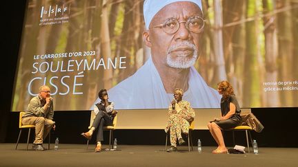 Le cinéaste malien Souleymane Cissé, au centre, pendant sa master class à la Quinzaine des cinéastes le 17 mai 2023, lors de la 76e édition du Festival de Cannes qui se tient à Cannes du 16 au 27 mai 2023. (FG/FRANCEINFO)