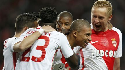 Les joueurs de l'AS Monaco victorieux&nbsp;en quart de finale de la Ligue des champions face à Dortmund, le 19 avril 2017 à Monaco.&nbsp; (BENJAMIN CREMEL / AFP)