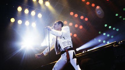 Freddie Mercury au Palais Omnisports de Paris Bercy, le 18 septembre 1984. (JEAN-CLAUDE COUTAUSSE / AFP)