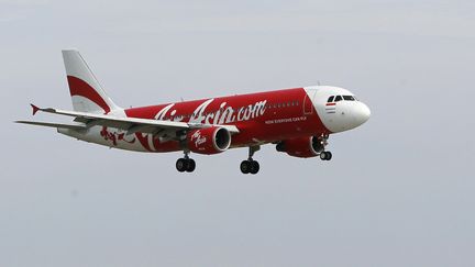 Un avion de la compagnie AirAsia dans les airs pr&egrave;s de Jakarta (Indon&eacute;sie), en janvier 2013. (© ENNY NURAHENI / REUTERS / X00205)