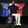 Le porte-drapeau de la France aux Jeux paralympiques, Michaël Jeremiasz, pose à Paris, le 19 juillet 2016. (JACQUES DEMARTHON / AFP)