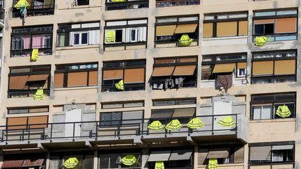 A Marseille (Bouches-du-Rhône), les habitants de cet immeuble ont suspendu des gilets jaunes à leurs fenêtres en soutien au mouvement, le 7 décembre 2018.&nbsp; (JEAN-PAUL PELISSIER / REUTERS)