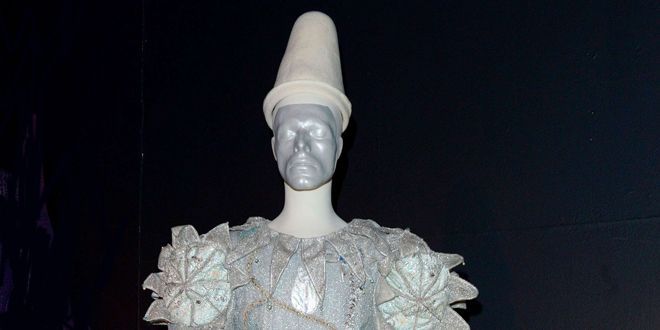 Le costume de Pierrot somptueux que portait Bowie dans le clip de "Ashes to Ashes" est exposé.
 (Jon Furniss/AP/SIPA)