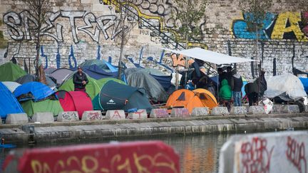 Le camp de migrants installé le long du canal Saint-Martin, à Paris, le 21 février 2018. (JOEL SAGET / AFP)