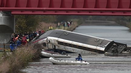 Un train TGV d'essai avait déraillé dans un canal à Eckwersheim (Bas-Rhin),&nbsp;le 14 novembre 2015, qui avait fait&nbsp;11 morts et 42 blessés&nbsp;. (FREDERICK FLORIN / AFP)