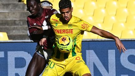 Le Nantais Ludovic Blas au duel avec le Messin Lamine Geye (DAMIEN MEYER / AFP)