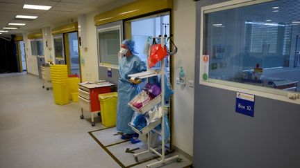 Une infirmière, aux urgences de La Timone, à Marseille, le 11 septembre 2020. (CHRISTOPHE SIMON / AFP)