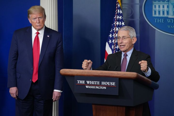 Le président américain Donald Trump regarde Anthony Fauci, directeur de l'Institut national des allergies et maladies infectieuses, le 22 avril 2020, lors d'une conférence de presse sur l'épidémie de Covid-19, à la Maison Blanche (Washington). (MANDEL NGAN / AFP)