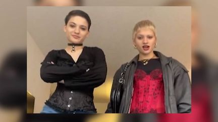 Amy et Ano, des jumelles géorgiennes ont été séparées après leur naissance. Elles se sont retrouvées par hasard sur les réseaux sociaux vingt ans après. (Capture d'écran TikTok)