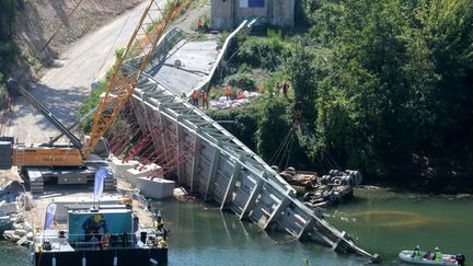 Le 18 novembre 2019, le pont de Mirepoix-sur-Tarn (Haute-Garonne) s'effondre causant la mort de deux personnes : une adolescente de 15 ans et le conducteur d'un camion. (NATHALIE SAINT-AFFRE / MAXPPP)